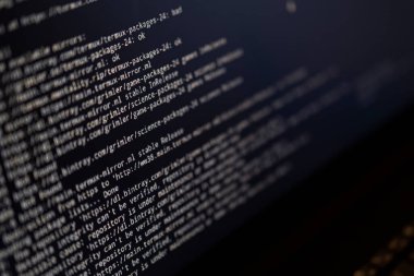 Yazılım kaynak kodu. Program kodu. Bilgisayar ekranında kod. Müteahhit ofiste program kodları üzerinde çalışıyor. Kaynak kodlu fotoğraf.