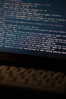 Yazılım kaynak kodu. Program kodu. Bilgisayar ekranında kod. Müteahhit ofiste program kodları üzerinde çalışıyor. Kaynak kodlu fotoğraf.