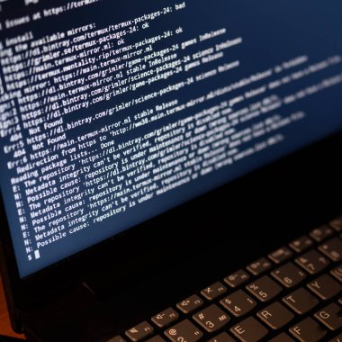 Yazılım kaynak kodu. Program kodu. Bilgisayar ekranında kod. Müteahhit ofiste program kodları üzerinde çalışıyor. Kaynak kodlu fotoğraf.