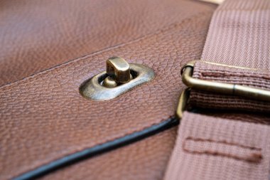 Deri bir çantanın ayrıntıları. Poşetteki deri metal toka makro yakın plan.