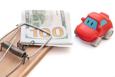 Kapının ve arabanın anahtarları fare kapanının içinde duruyor. Banknotlar, araba, anahtarlar, fare kapanı. Ucuz araba diye bir şey yoktur.!