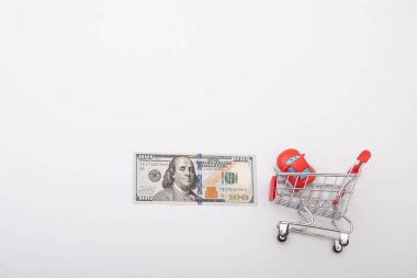 Market arabası ve küçük araba.