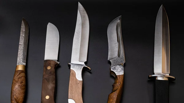 Дамасские Стальные Ножи Черном Фоне Кухонные Ножи Заднем Плане Нож — стоковое фото