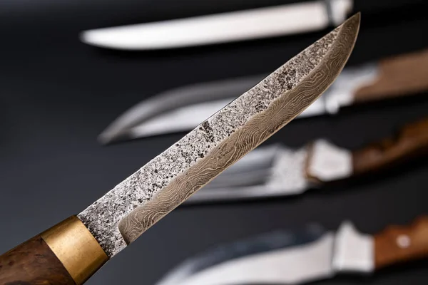 Damaškové Ocelové Nože Černém Pozadí Kuchyňské Nože Pozadí Japonským Nožem — Stock fotografie