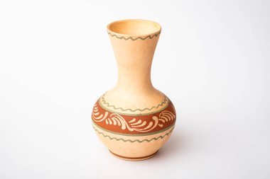 Beyaz arka plan üzerinde izole kil sürahi