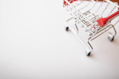 Market arabası ve araba anahtarları, araba satın alma konsepti.