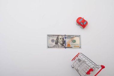 Market arabası ve araba anahtarları, araba satın alma konsepti.