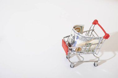 Market arabası ve araba anahtarları, araba satın alma konsepti.