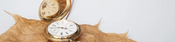 Reloj Bolsillo Oro Hojas Color Beige Seco —  Fotos de Stock