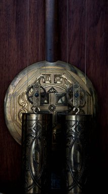 Eski vida saatler, sarkacı ve ağırlıklar saat gibi çalışıyor. mekanik saatler için sürücü.