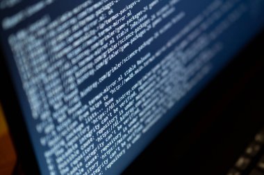 Çalışma saatleri programlama. Programcı HTML kodunun yeni satırlarını yazdırır. Defter taslağı. Çalışma zamanı.