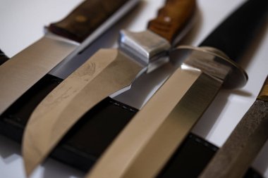 Beyaz arka planda av bıçakları, av mevsimi, et kesme bıçakları, soğuk çelik