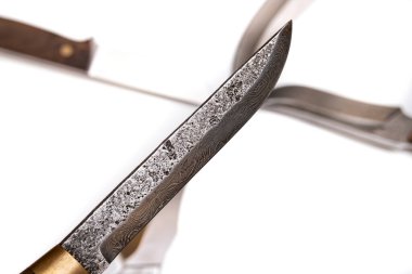 Beyaz arka planda av bıçakları, av mevsimi, et kesme bıçakları, soğuk çelik