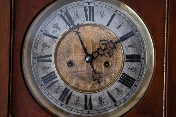 Старые Деревянные Часы Маятником Висящие Стене — стоковое фото