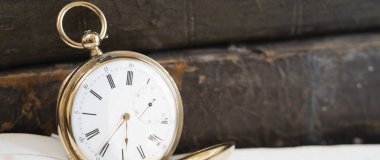 Altın bir cep saati altın bir kolyede 