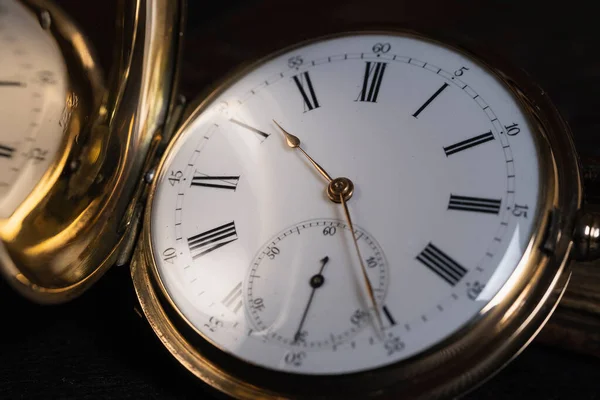 시계에 목걸이를 러시아 어두운 배경에서 호주머니를 십시오 골동품 골동품 손목시계 — 스톡 사진