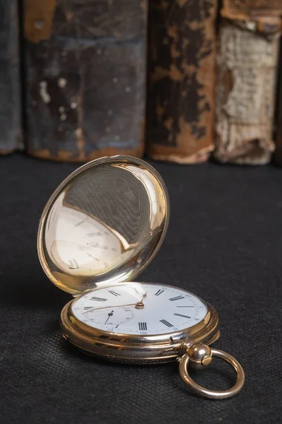 시계에 목걸이를 러시아 어두운 배경에서 호주머니를 십시오 골동품 골동품 손목시계 — 스톡 사진