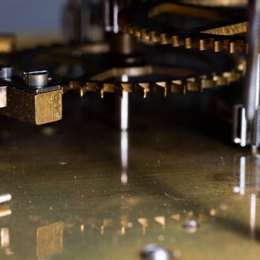 Eski bir saat mekanizması. Tonlama tekniğinde yapılmış bir saat mekanizması. Merkezi dişlilere odaklan. Çok sığ bir alan..