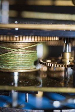 Eski bir saat mekanizması. Tonlama tekniğinde yapılmış bir saat mekanizması. Merkezi dişlilere odaklan. Çok sığ bir alan..