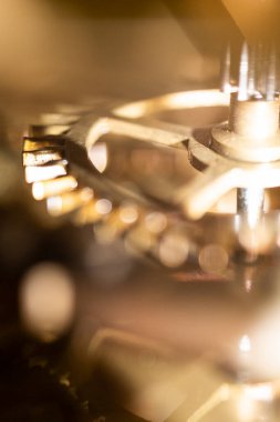 Eski bir saat mekanizması. Tonlama tekniğinde yapılmış bir saat mekanizması. Merkezi dişlilere odaklan. Çok sığ bir alan..