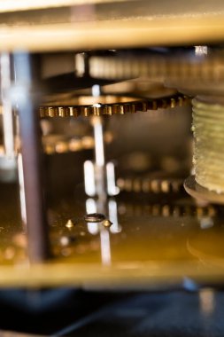 Eski bir saat mekanizması. Tonlama tekniğinde yapılmış bir saat mekanizması. Merkezi dişlilere odaklan. Çok sığ bir alan..