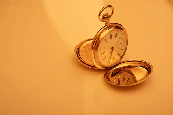 Vintage Złoty Zegarek Kieszonkowy Longines Izolowane Białym Tle — Zdjęcie stockowe