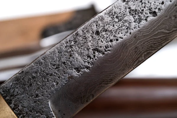 ダマスカス鋼のパターンを持つ背景 ダマスカスナイフの質感のマクロショット オリジナルのパターンを持つダマスカス鋼 ダマスカス鋼のパターン — ストック写真