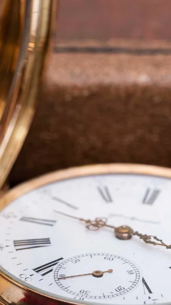 Вінтажний Золотий Кишеньковий Годинник Довгі Лінії Ізольовані Білому Тлі — стокове фото