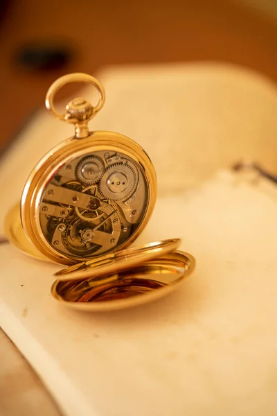 Vintage Złoty Zegarek Kieszonkowy Longines Izolowane Białym Tle — Zdjęcie stockowe