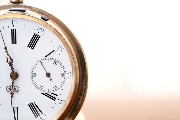 Reloj Bolsillo Oro Vintage Longines Aislados Sobre Fondo Blanco —  Fotos de Stock