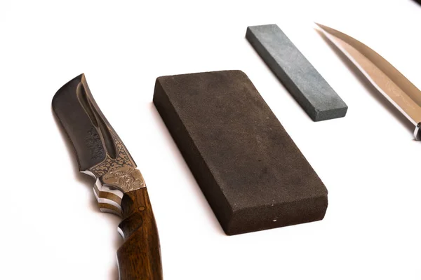 Messer Schleifen Messer Auf Isoliertem Weißen Hintergrund Mit Abrasivem Stein — Stockfoto