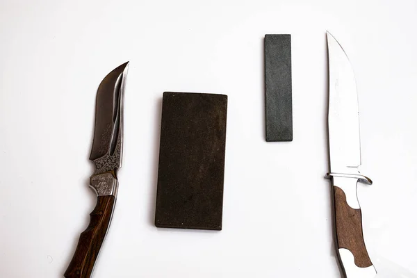 Нож Заточки Нож Изолированном Белом Фоне Абразивным Камнем Концепция Работы — стоковое фото