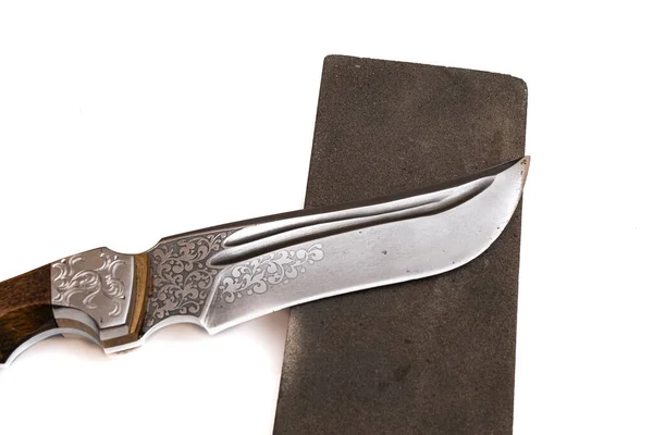 Aiguisage Couteau Couteau Sur Fond Blanc Isolé Avec Pierre Abrasive — Photo