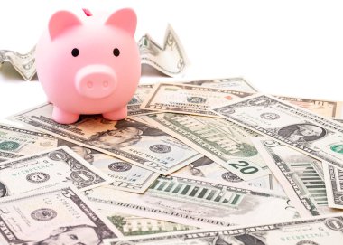 Para ve kumbaranın yakın çekimleri masanın üzerinde. işletme, finans, yatırım, tasarruf ve yolsuzluk kavramı.