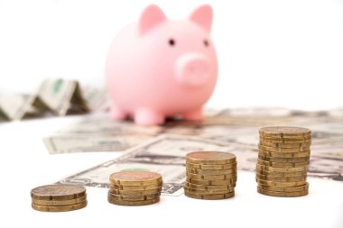 Para ve kumbaranın yakın çekimleri masanın üzerinde. işletme, finans, yatırım, tasarruf ve yolsuzluk kavramı.