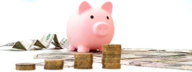 Para ve kumbaranın yakın çekimleri masanın üzerinde. işletme, finans, yatırım, tasarruf ve yolsuzluk kavramı.