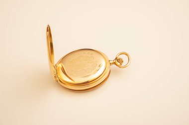 15/04/2023. Ukrayna 'yı sev. Klasik altın cep saati özlemleri beyaz arka planda izole edilmiş