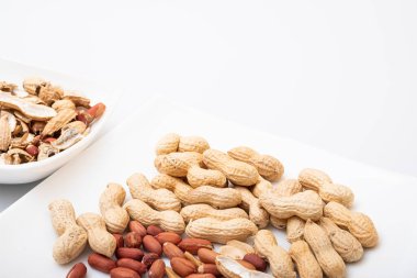 beyaz arkaplanda izole edilmiş yerfıstıkları