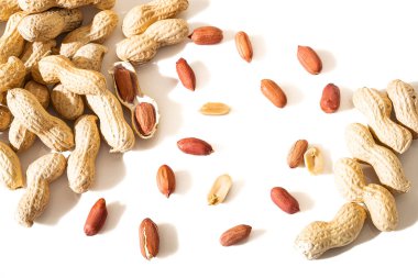 beyaz arkaplanda izole edilmiş yerfıstıkları