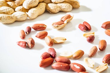 beyaz arkaplanda izole edilmiş yerfıstıkları