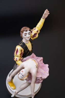 Muhteşem yaşlı balerin figürü ve partneri adagio (dansın yavaş kısmı) yapıyor. Adagio figürünün şekli 1955 yılında Vladislav Shcherbina ve Oksana Zhnikrup tarafından icat edilmiştir..