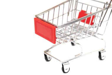 İzole edilmiş beyaz arka planda market arabası. alışveriş malzemeleri konsepti.