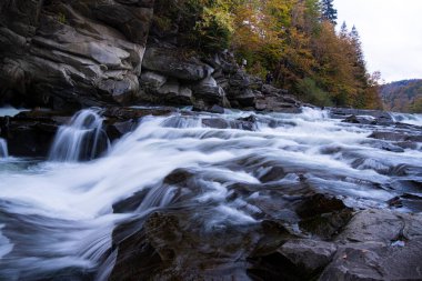 Yaremche şelalesi, Karpatlar 'daki Prut dağı nehri. Ukrayna