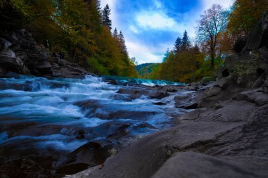 Yaremche şelalesi, Karpatlar 'daki Prut dağı nehri. Ukrayna