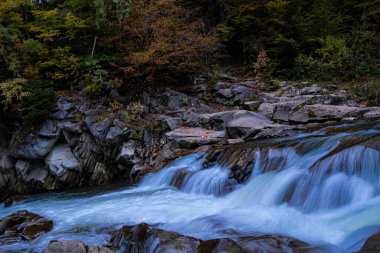 Yaremche şelalesi, Karpatlar 'daki Prut dağı nehri. Ukrayna