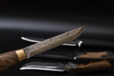 Siyah arka planda Şam çelik bıçakları. Mutfak bıçakları. Japon bıçağıyla donatılmış. Japon Şam çelik bıçakları seti. Pankart