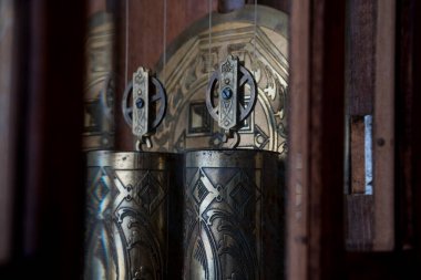 Elleri olan antika bir saat. Altın çerçeveli tarihi bir saatin saat yüzüne yakından bak.