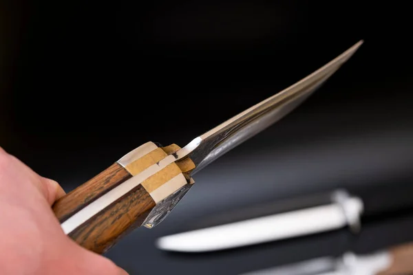 黒の背景にダマスカス鋼のナイフ キッチンナイフ 日本のナイフを背景に 日本のダマスカス鋼のナイフのセット バナー — ストック写真