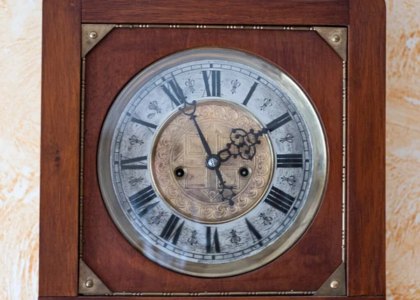 手でヴィンテージ時計 黄金のフレームと歴史的な時計の時計の時計の顔に近いビュー — ストック写真
