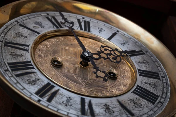 手でヴィンテージ時計 黄金のフレームと歴史的な時計の時計の時計の顔に近いビュー — ストック写真